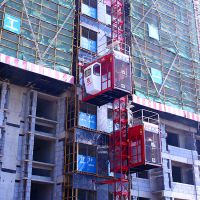 高层建筑施工升降机 建筑工地机械设备的现代化符号